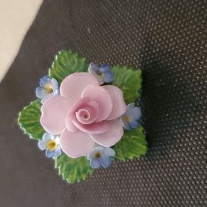 VINTAGE DELTONA BONE CHINA FLOWER DESIGN PIN.